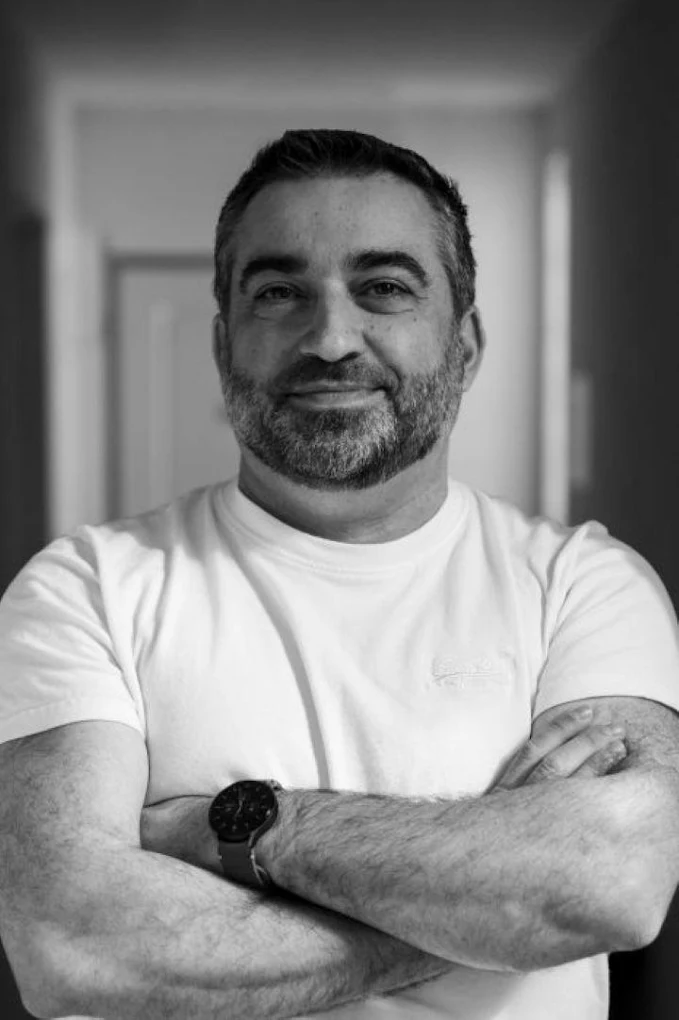 Portrait de Romeo, artisan électricien indépendant chez ELECT'ROMEO